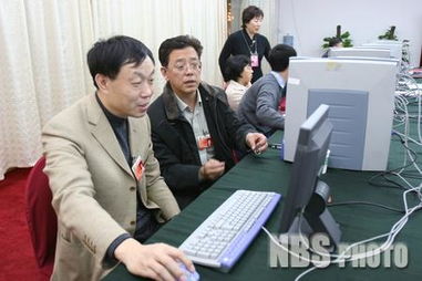 許彥鴻 咨詢室里春意濃――兩會統計信息咨詢服務見聞
